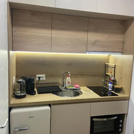 Daire Smart , Lovely In